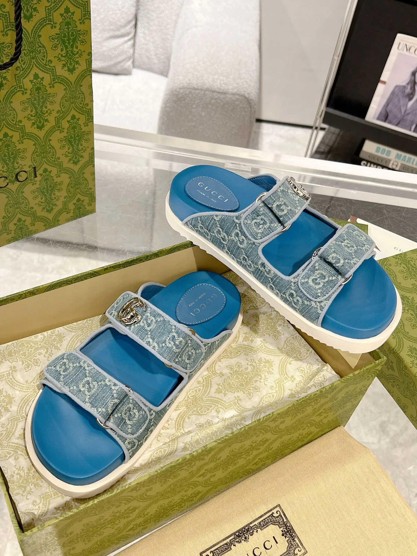 👟👟Ex-factory price 480👟👟 The latest Guccl24ss new product Double G women's Velcro sandals😎 These flat sandals are designed with Velcro straps, which are modern and sporty, bringing comfort. This accessory is crafted from light blue and ivory white GG denim fabric. The upper straps are decorated with elegant Double G-shaped accessories, showing a unique style. Gucci classic presbyopic cloth surface...hot diamond surface...rubber outsole...ZP molded midsole feet...original metal buckle/rhinestone surface Code number: 35 to 42 (41.42 is custom-made and non-refundable)